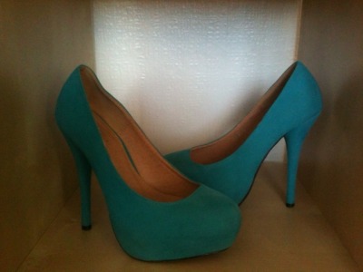 Close up on blue shoes! They Look amazing with white skater dress :)
XxX