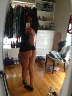 babygotcakes:  czar4curves:  She luvs taking