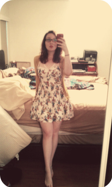 hoppingstars:  Long legs and a day of car shopping  kissable legs. bellisima!