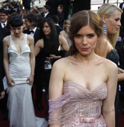 bohemea:  suicideblonde:  Rooney and Kate Mara at the 2012 Oscars, February 26th This is a sweet picture of the sisters.  And I see Busy Phillips there on the right!    Darling girls! 