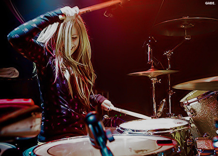 recklessing:  Avril on drums, SO ADORABLE OMFG. 