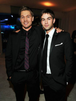  Chad Michael Murray and Chace Crawford attend the 20th Annual Elton John AIDS Foundation  I can’t deal with the hotness of these two right now.. 