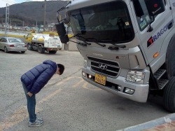 elderlylockpick:  beardickpunch:  moshi moshi truck desu  The Truck has bowed back. You may now ride him if you wish. 