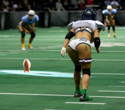 juankzg:  Seattle Mist #15 waiting for kickoff by San Diego Shooter on Flickr.