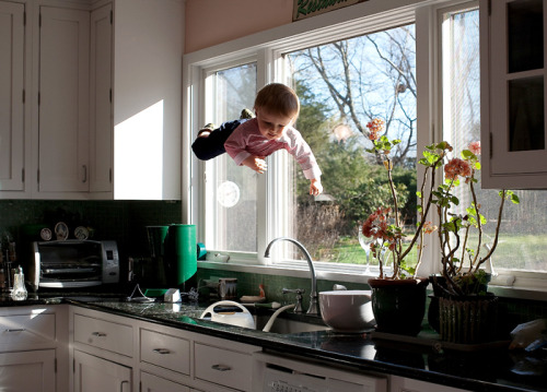 lanciare:Mother photographs her flying baby