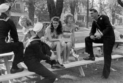 fuckyeahvintage-retro:  Sailors flirting