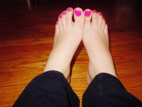 hellolexiekitty:I painted my toes bubble gum pink :]