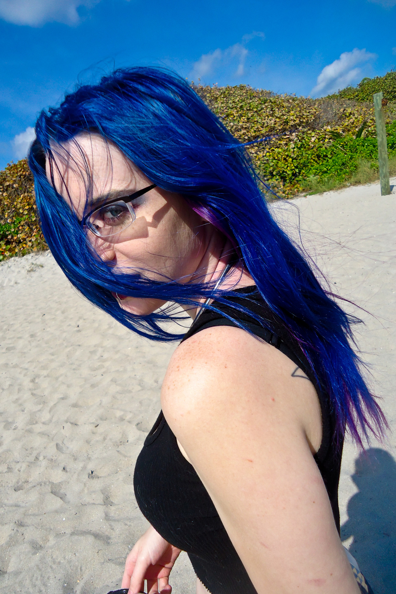 chelseachristian:  It’s always so windy on the beach…  marcio esta maluuco nesse