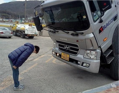 hayoung-sra:  jangdongwoo-koreanidol:  horse-k:  kaychan4u:  Konichiwa Truck-San