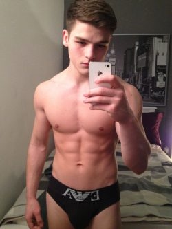 sexygaymes:  that bulge… 