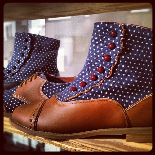 F-Troupe is a collection of quirky shoes designed by Mick Hoyle in London for men and women. I thought these vintage inspired denim boots with printed stars were so original.
Go visit the super fun website to listen to non-annoying songs and purchase...