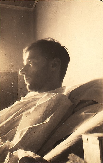 mythologyofblue:
“ Walker Evans, Self-portrait in New York Hospital (Left Profile), New York City, June 1928
(quincampoix)
”