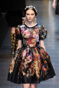 badasschris:  suicideblonde:  Dolce and Gabbana Fall 2012  This dress is lovely. 