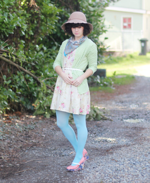 (via Delightfully Tacky: DIY // Polka Dot Floral Wedge)