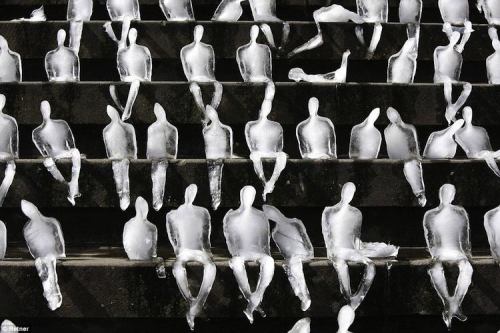 myampgoesto11:  Nele Azevedo: Melting Men  (installation made of carved ice) 