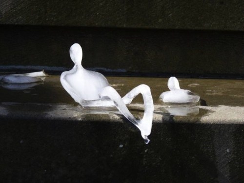 myampgoesto11:  Nele Azevedo: Melting Men  (installation made of carved ice) 