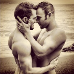 hotgaycouples:  How could this two not be happy? :)