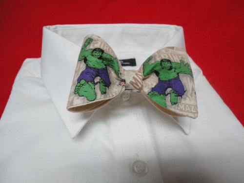 fashiontipsfromcomicstrips:  Superhero bow ties, by Sew Fairy Cute. Sew Fairy Cute has an extensive 