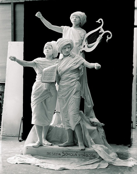 legrandcirque:  Living statues at the Sokol festival in Tábor, Czechoslovakia, 1911. 