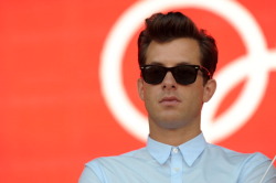 mark ronson..you sexy beast!!! hahahh