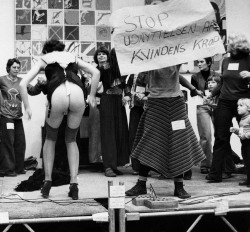 Stop Udnyttelsen af Kvindens Krop! Rødstrømper aktion demonstration; photo by Mini Wolff, Charlottenborg, 1977