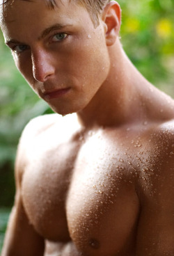 versgaysportsguy:  Great eyes.  Need a towel?  :-)  Great eveything! Damn those pecs&hellip;.YUM!