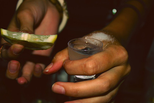 biiamello:  Nunca, jamais diga o que sente. Por mais que doa, por mais que te faça feliz. Quando sentir algo muito forte, peça um drink. TEQUILA(Caio Fernando Abreu) 