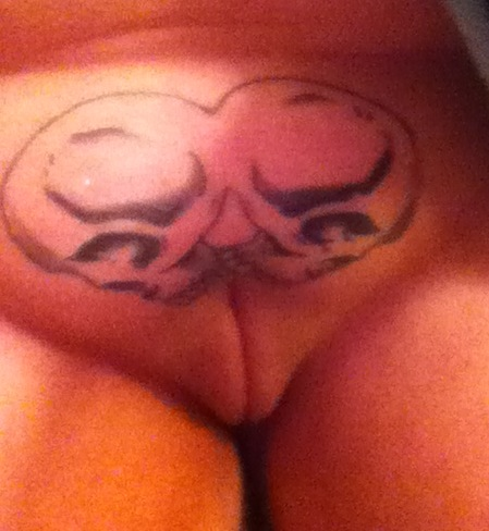naughtycowgirl:  Pretty pretty pussy ;-)    Forever reblog!