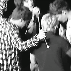  One Direction after singing “Moments” without Zayn (x) 