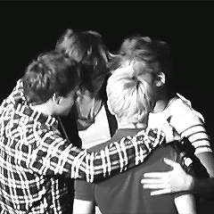  One Direction after singing “Moments” without Zayn (x) 