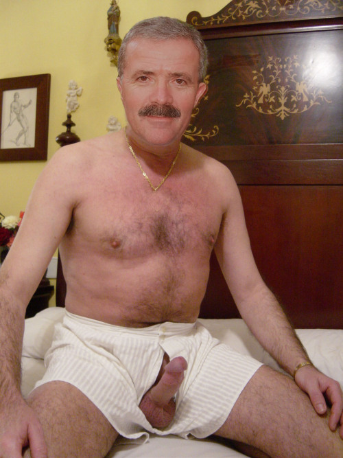 http://senioretgay2.tumblr.com/post/18615756742