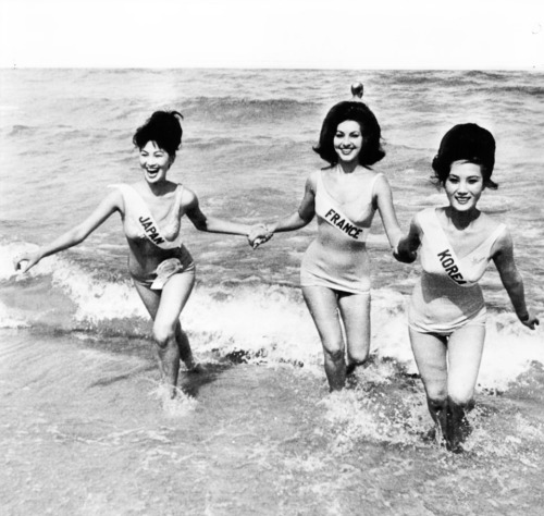 vintagegal:  1963 Miss Universe Beauty Contestants Miss France Miss Korea and Miss Japan frolic at the beach. 