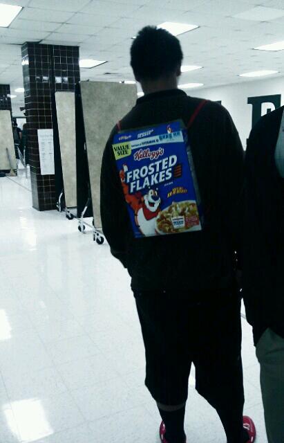 allthatyouneed:  so this guy at my school wears a cereal box as a backpack edit: he’s not even black so stop haha omg  minha mochila carai
