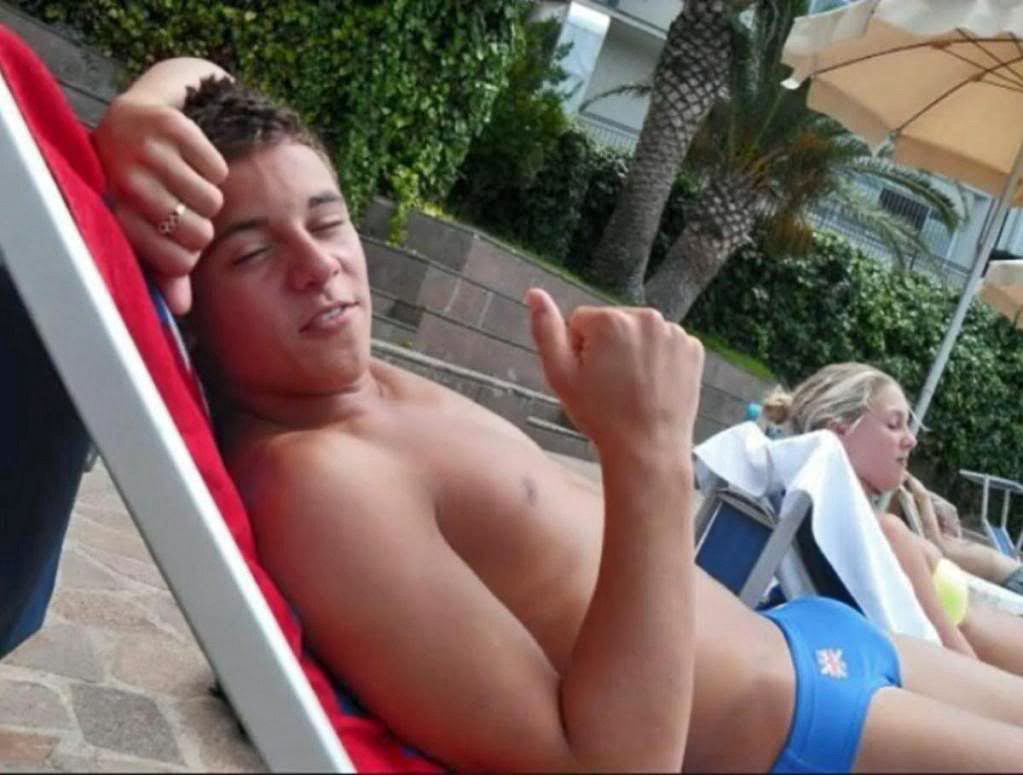 happypenisdudes:  kitdraydur:  Tom getting sun  the bulge.. 