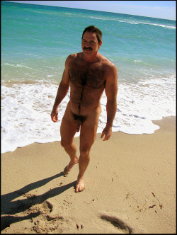 Daddy-Fluffer:  Amazing That Men Like This Exist. 