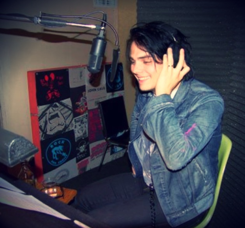 onlydressedthatway:Gerard Way recording X-Mess Detritus.