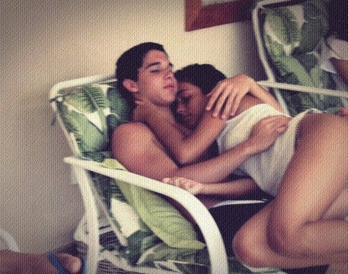 ela-chora-por-amor:   Era só uma amizade, claro tinha amor, mas era amor de amigos, o tempo foi passando, sabe aquele sentindo de amigos? Foi mudando, eu já não sei, mas o que eu sinto por você, esse ciúme fora do normal, mas também isso é culpa