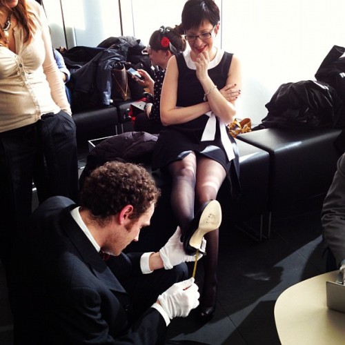 Gentleman measuring heels - StilettoAcademyFoto di Alessia Bellon