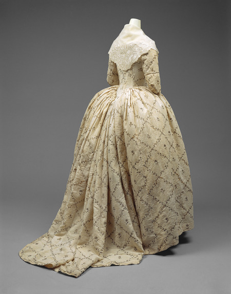 courtroyale:Robe à l’anglaise, 1784–87FrenchWhite muslin with hammered silver foliate diaper-pattern