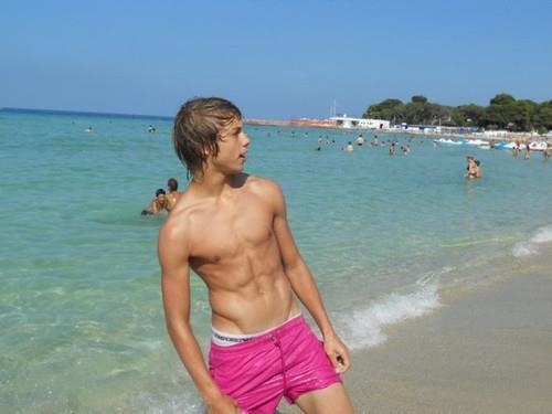 howyouannoyme: This is the person that played Cody on suite life on deck. O_O