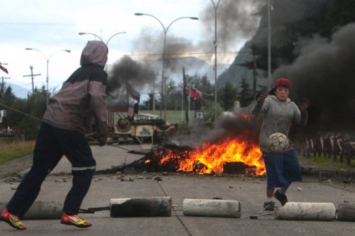 chileanstudentmovement:  Barricades outside of Puerto Aysen March 3 Source 