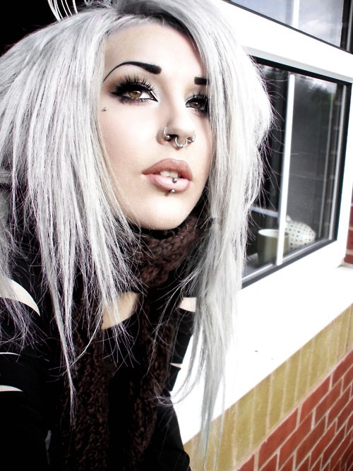 smalltitsandbigeyes:  Lavender locks &amp;&amp; coffee cream irises? Yes,