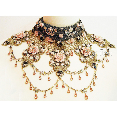 theroyalcloset:  Swarovski necklace (see more rose necklaces)