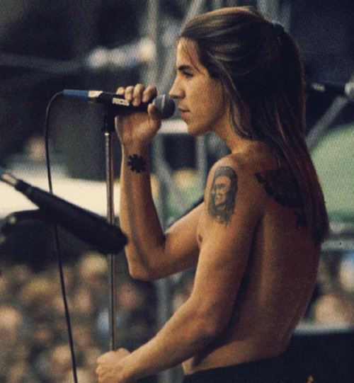 mavverick:  radi-ccal:  why don’t you still look like this AND WHY DON’T YOU LOVE ME  he’s still so 