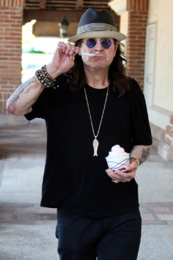 celebsliketoeat:  ozzy osbourne eating frozen yogurt 