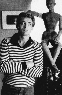 jamesdeandaily:  James Dean photographed