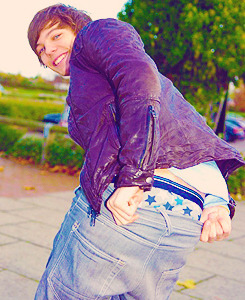 some1likelou:   Louis’s bum appreciation