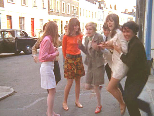 truthaboutthebeatlesgirls:  LUCY IN LONDON Screen captures from the Lucille Ball television special, Lucy In London, recently released on the DVD of The Lucy Show Season Five. The scenes featuring models Jenny Boyd, Twiggy, Samantha Juste and Chrissie