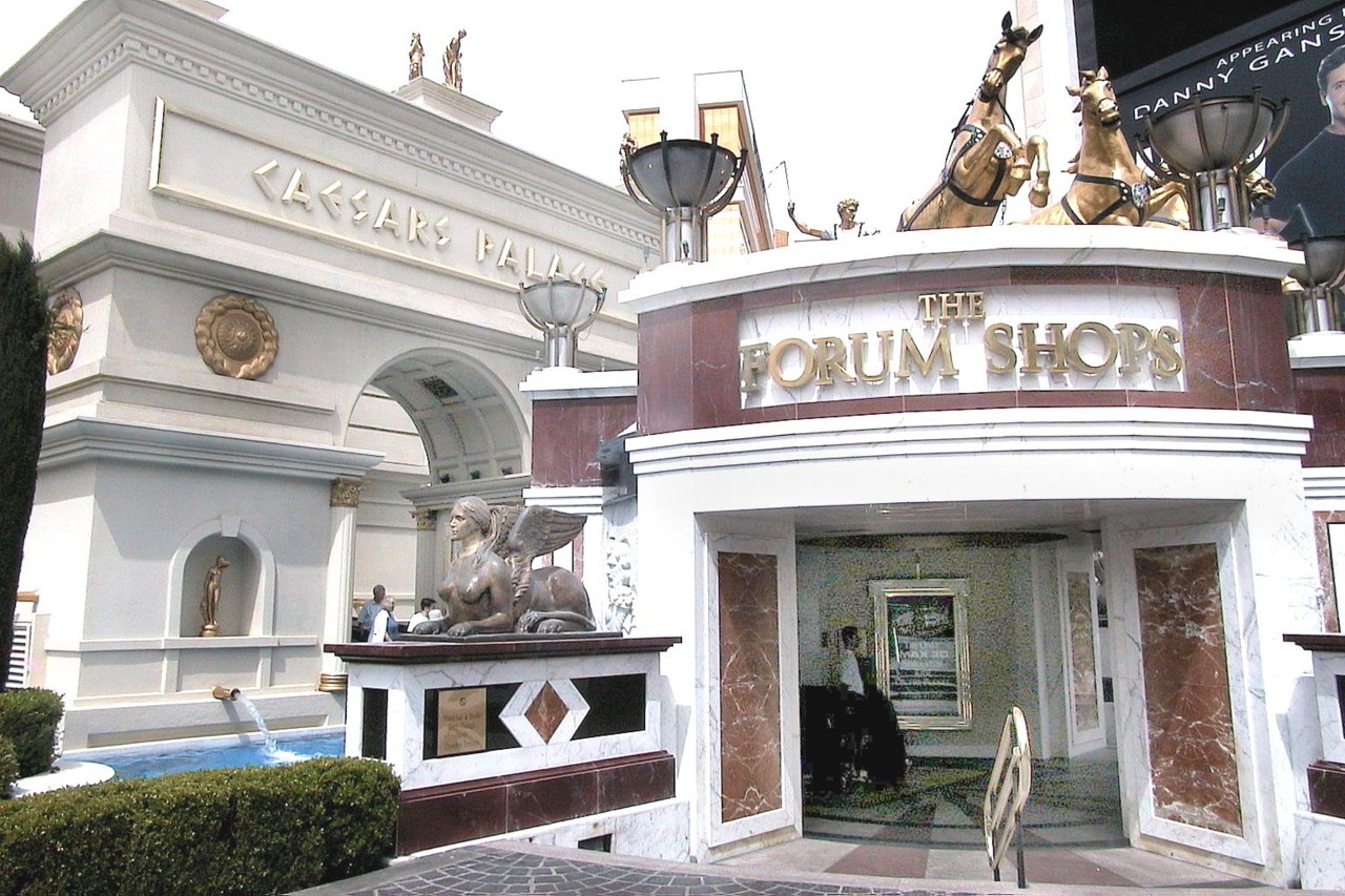 Entrance To Apple Store In Unerground Forum Shops At Caesars Stock