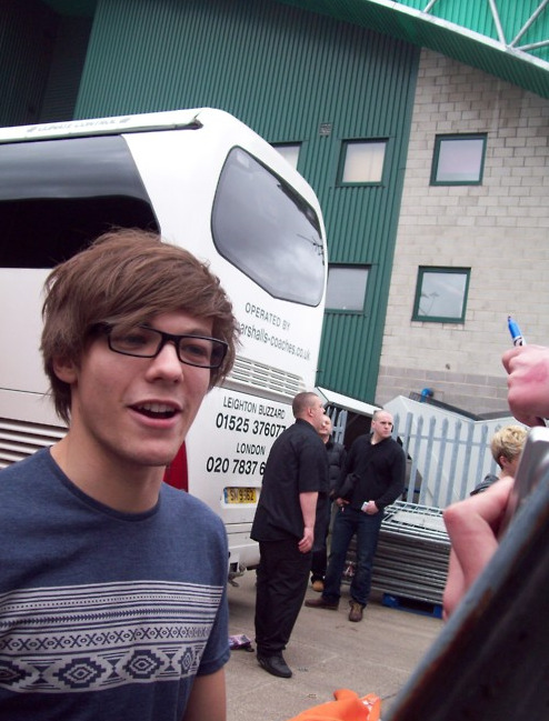 TIUDFJKCHV so. many. gifs. and. pictures. of. Louis. in. glasses.